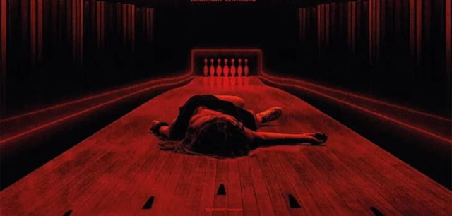 Titre du film, jaune sur fond rouge