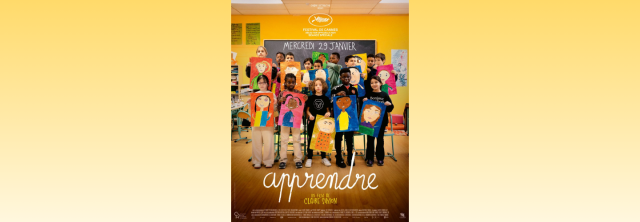 Affiche du film, représentant une classe d'enfants, chacun tenant dans ses mains un autoportrait.