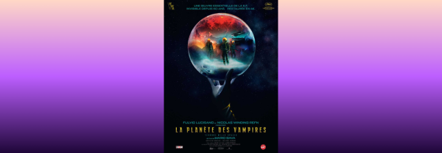 Affiche du film : gros plan sur une main gantée de cuir, tenant une sorte de boule de cristal. Dans la boule, une vision de science-fiction vintage : soucoupes volantes, brumes fantasmagoriques, cosmonautes tout de cuir vêtu et avançant prudemment, armés de fusils laser futuristes.